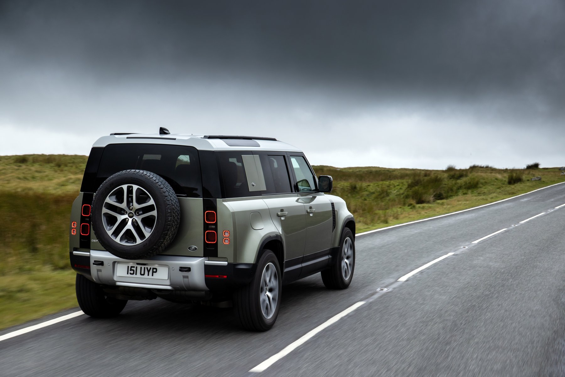 Land Rover_Defender P400e 24MY PHEV 1