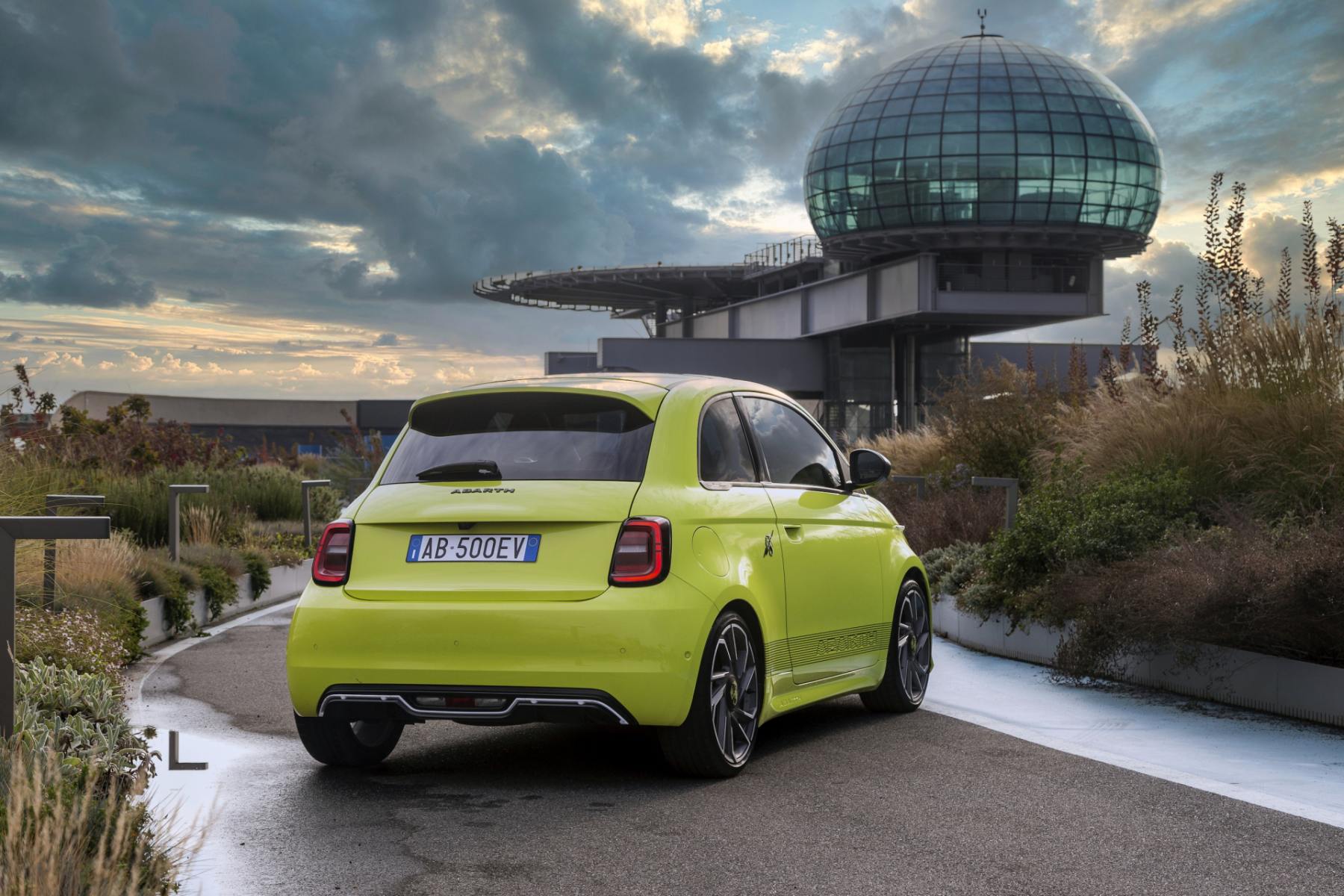 Abarth 500e rear 1