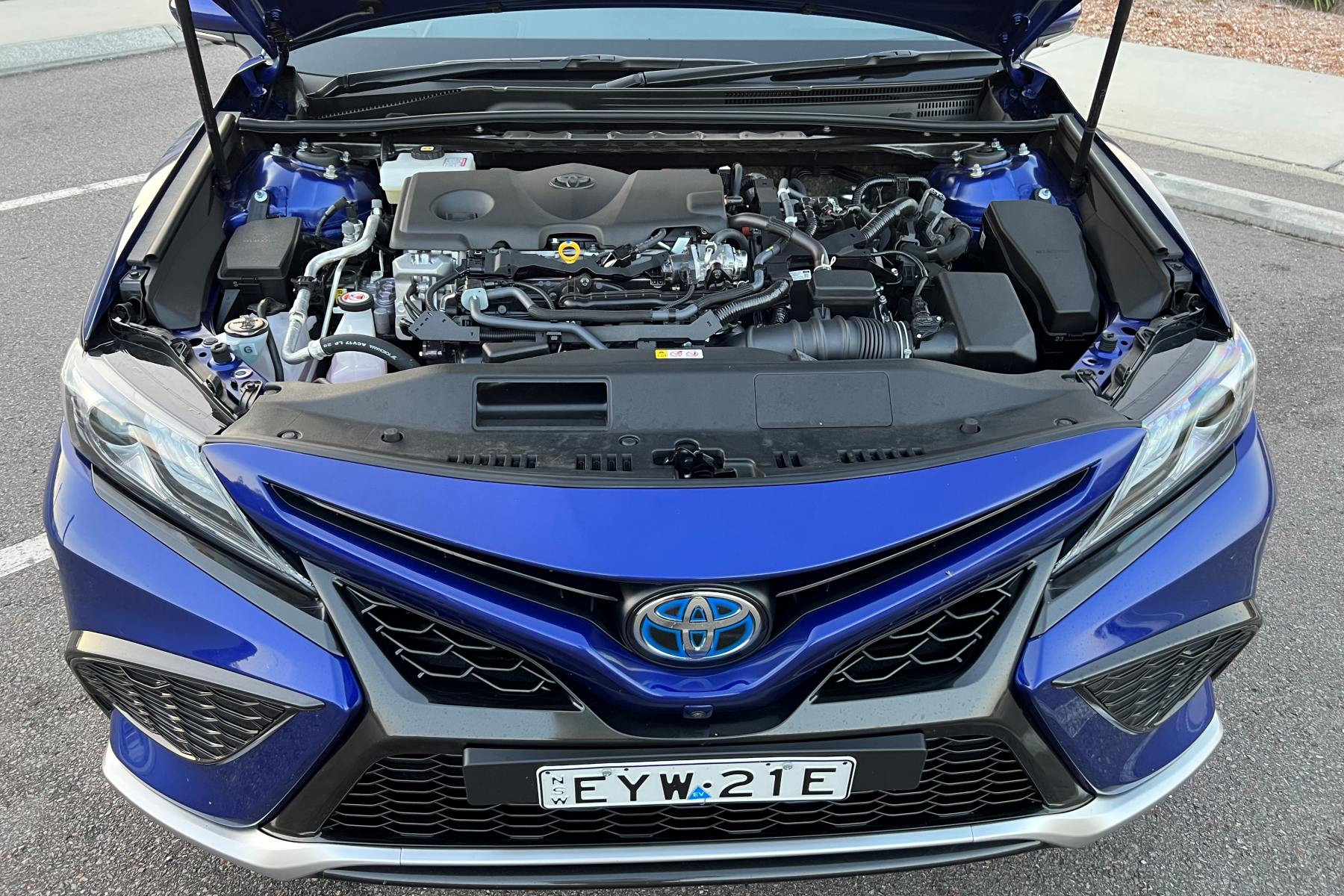 Toyota Camry Hybrid SL engine