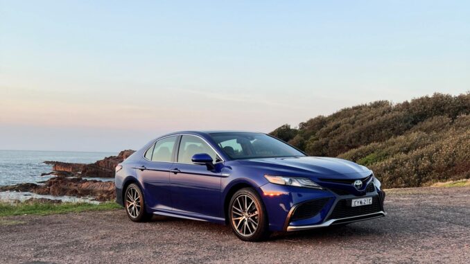 Toyota Camry Hybrid SL front quarter 2