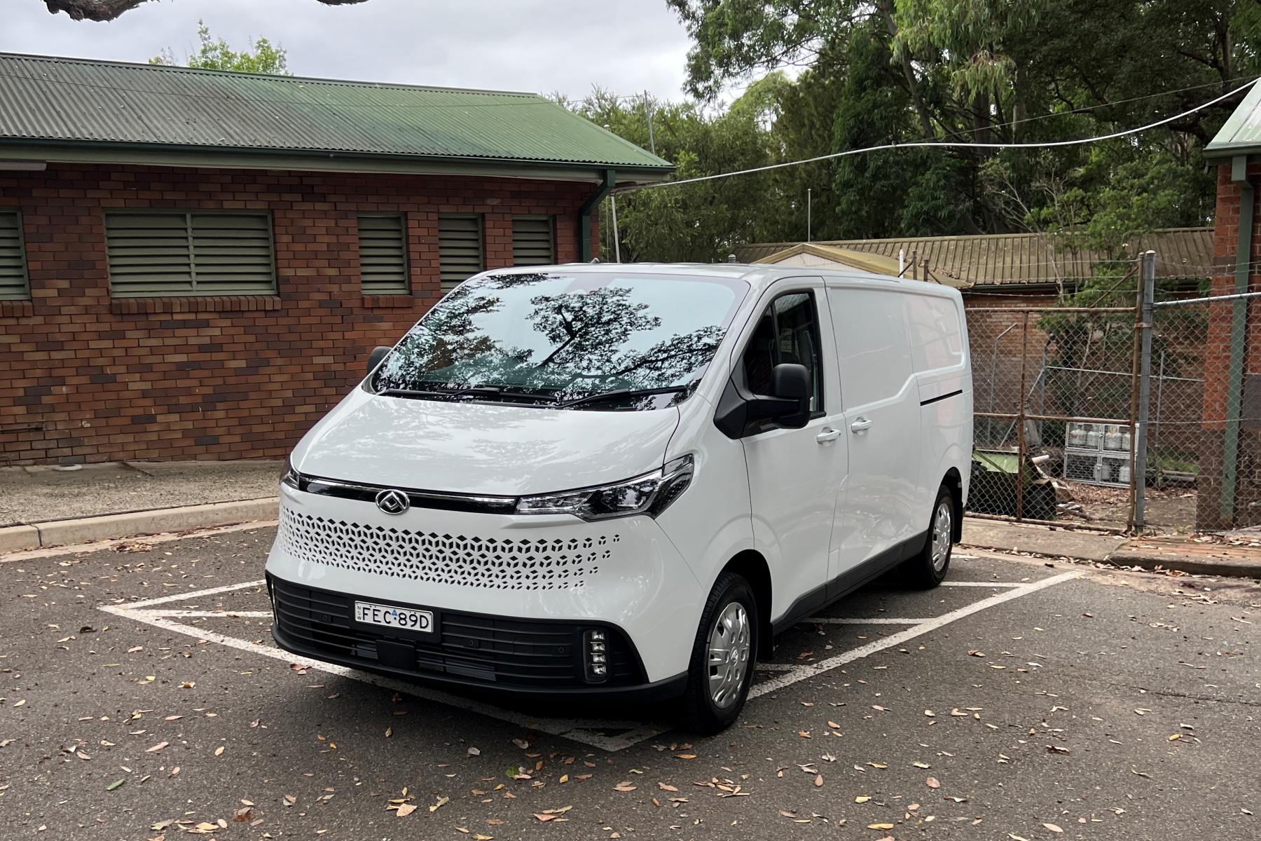 LDV eDeliver 7 SWB Low Roof front quarter 2