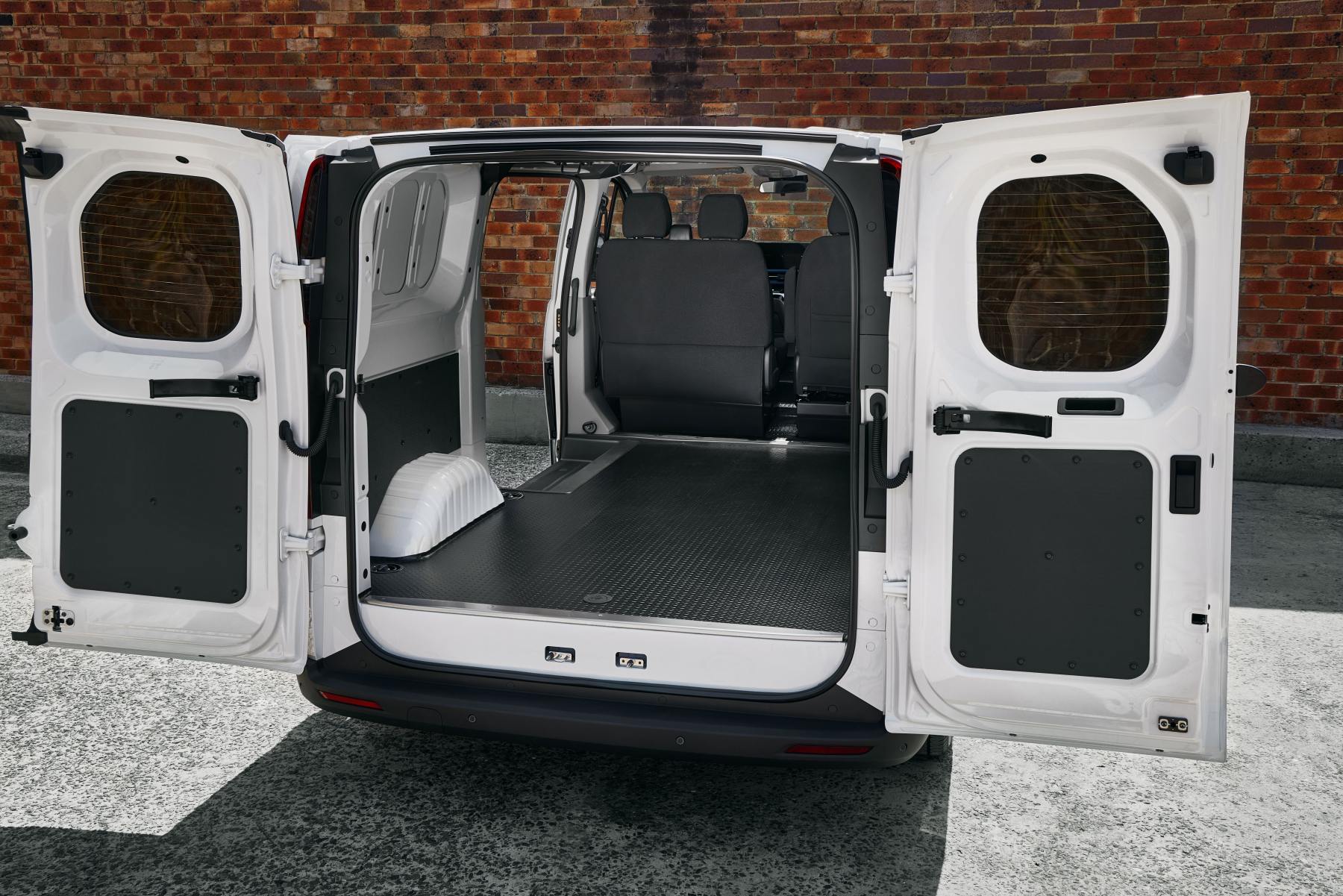 LDV eDeliver 7 SWB Low Roof rear cargo area 1