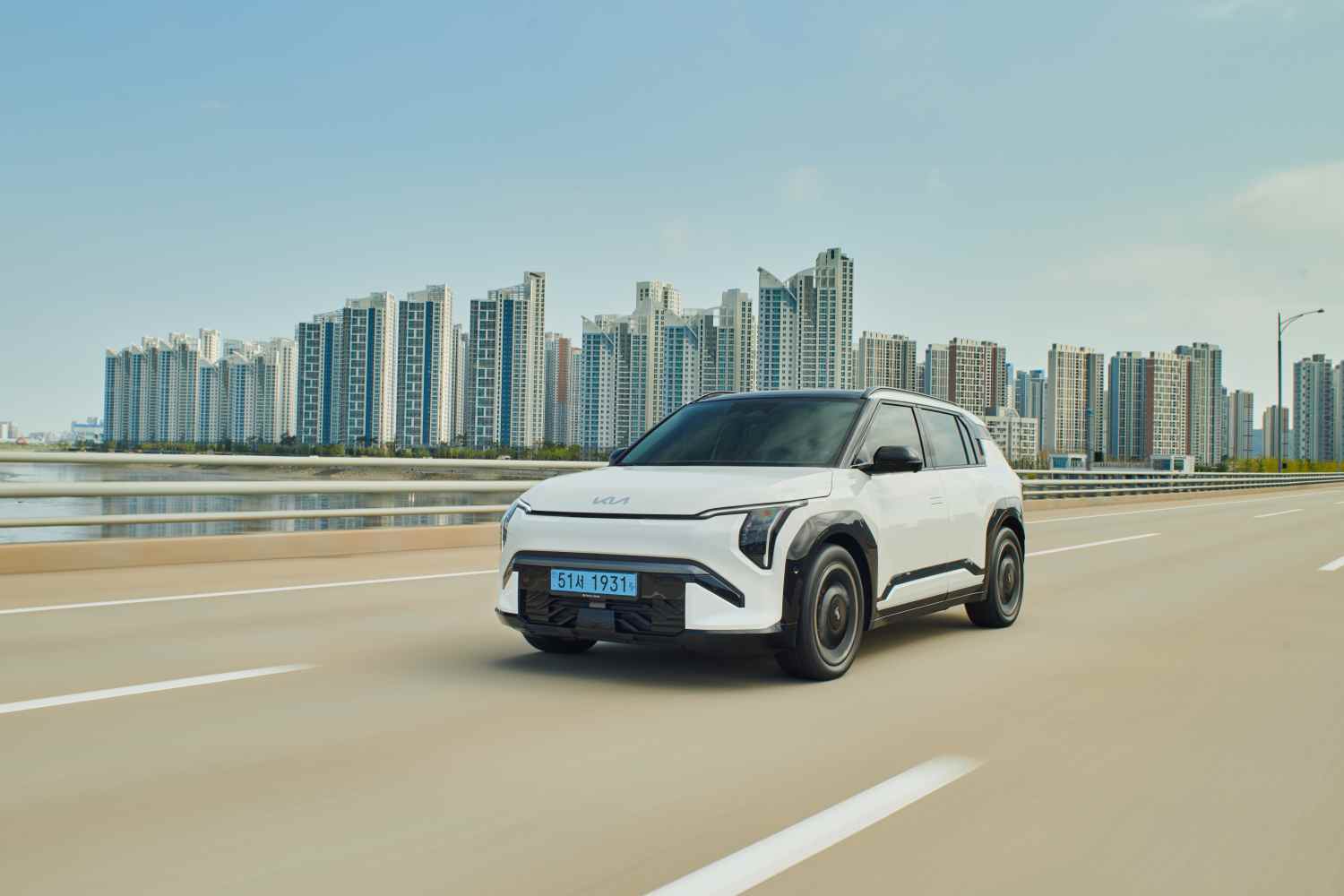 New_Kia_EV3_takes_centre_court_at_the_Australian_Open_ahead_of_showroom_arrival_(overseas_vehicle_pictured)
