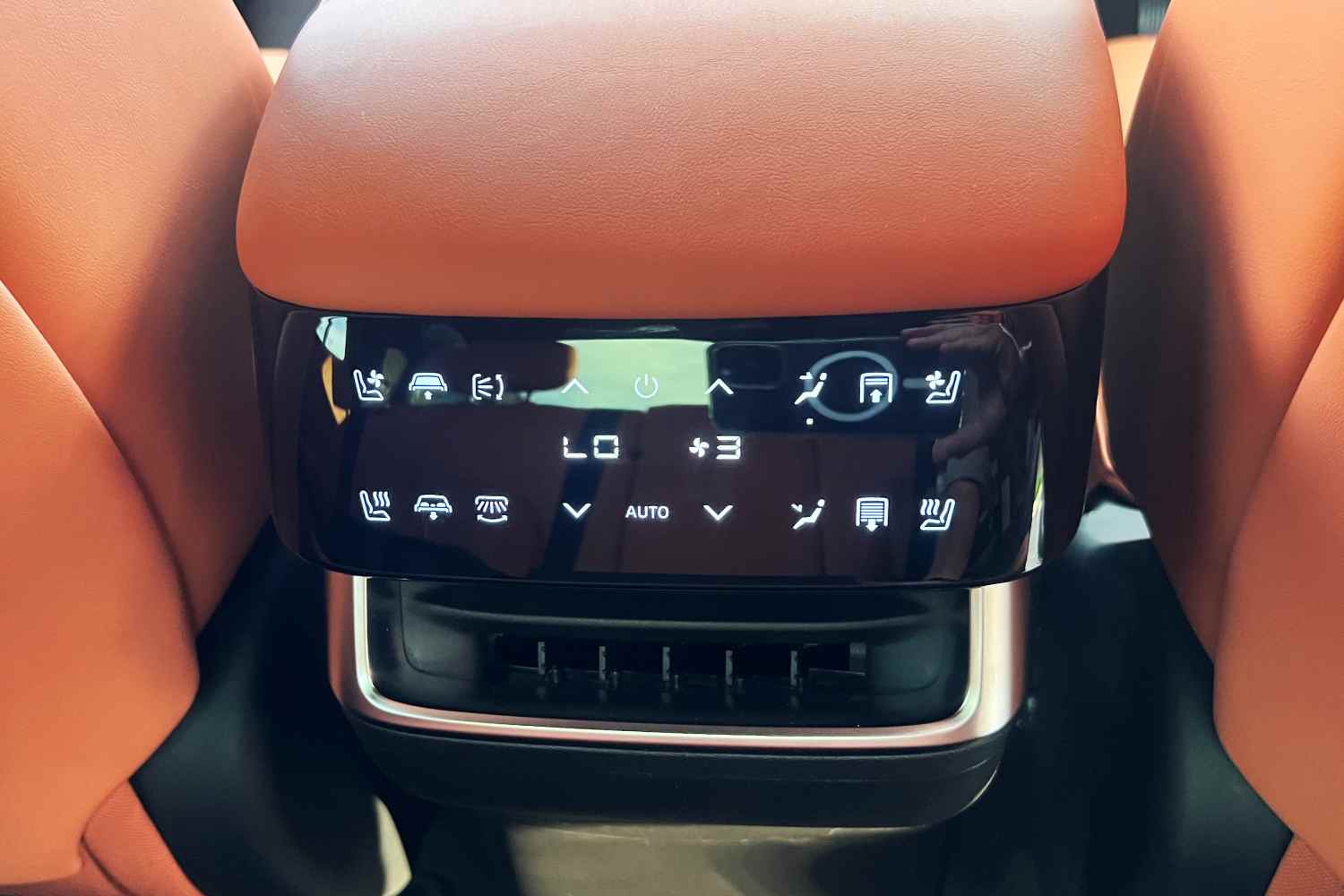 2025 DEEPAL E07 rear seat controls