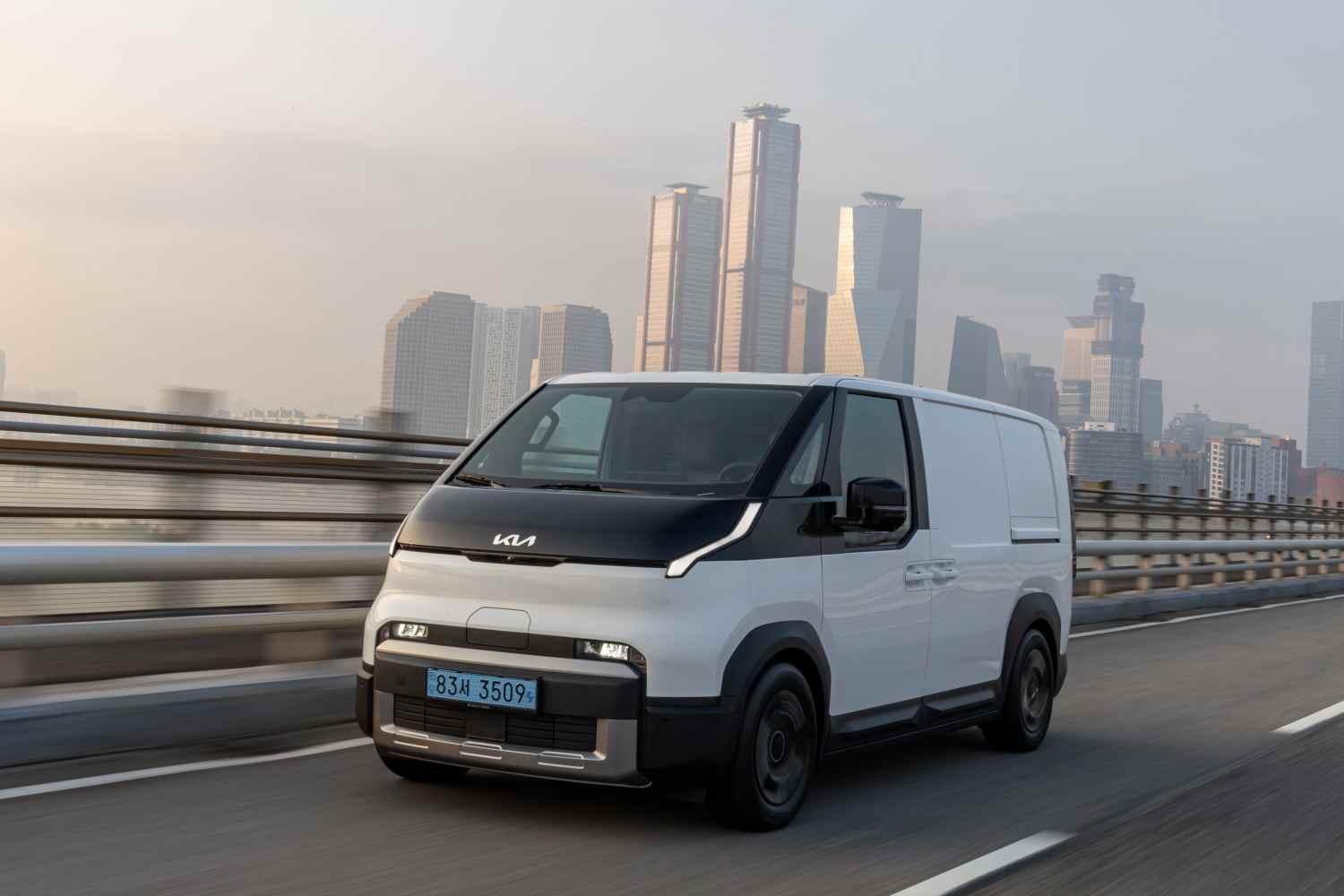 Kia PV5-Cargo-Clear White-Dynamic 1