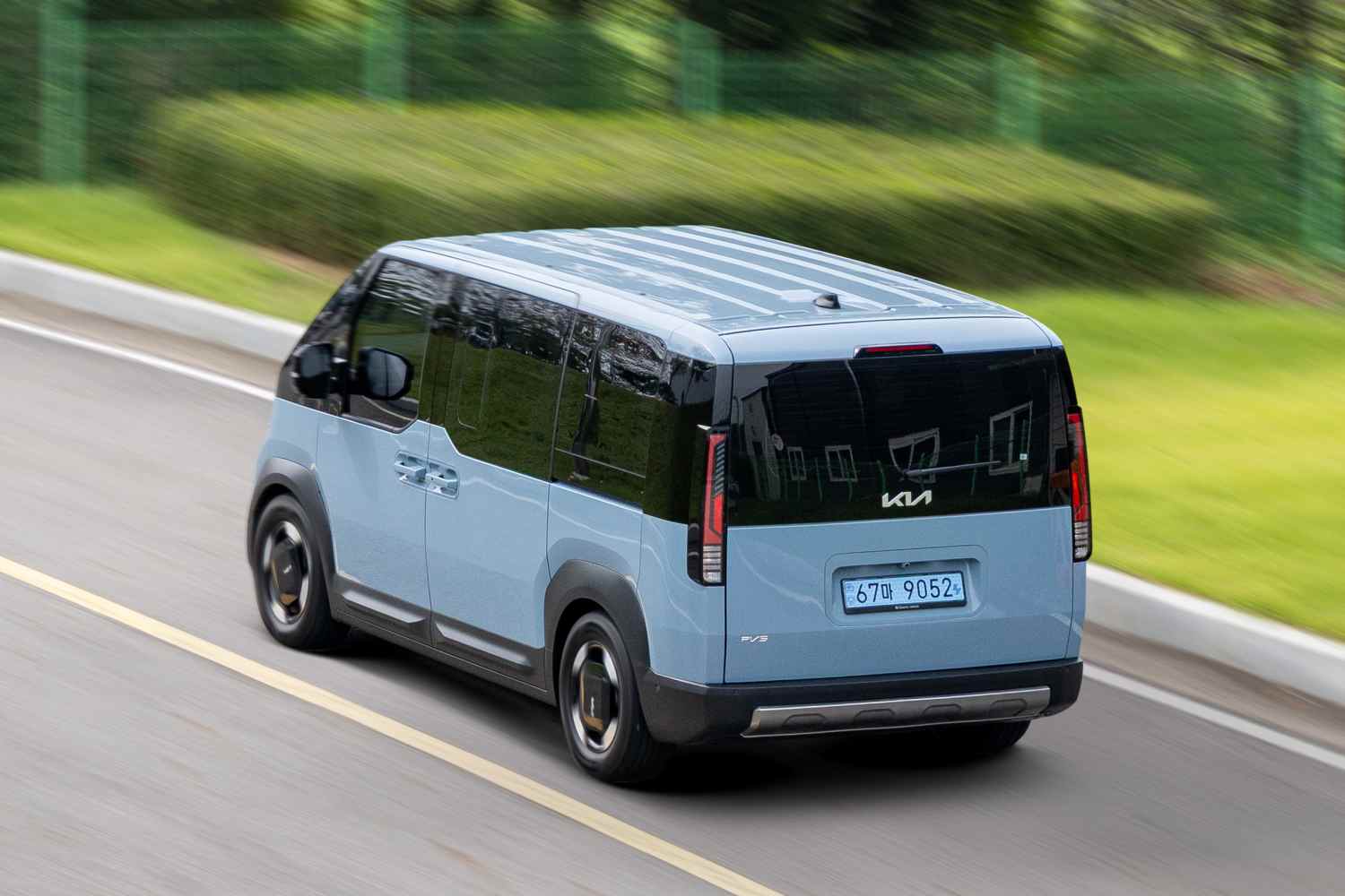 Kia PV5-Passenger-Frost Blue-Dynamic. 4