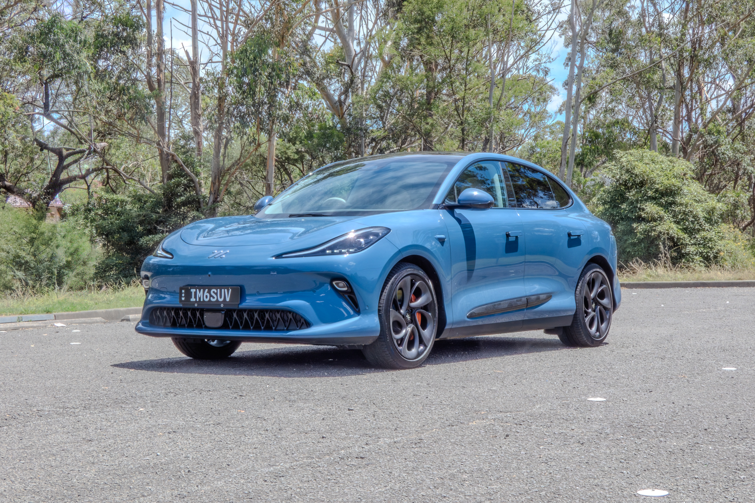 Front-passenger angle of the MG IM6 Performance showcasing the 21-inch performance alloy wheels.