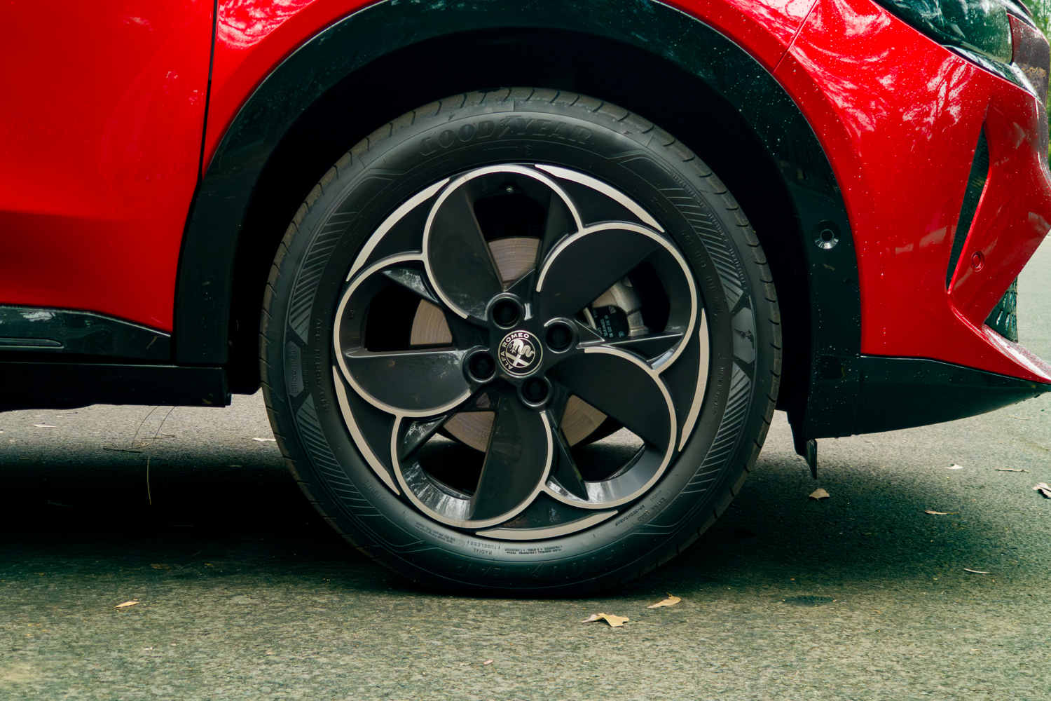 Five-petal alloy wheel with Alfa Romeo cloverleaf centre cap