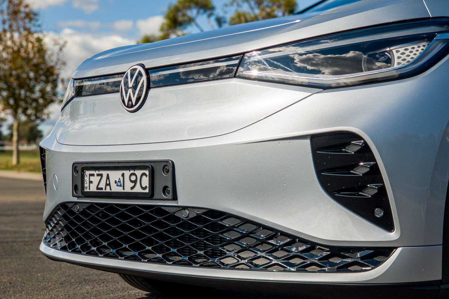 Closed front fascia, VW badge and light bar of the silver 2026 Volkswagen ID.4 GTX