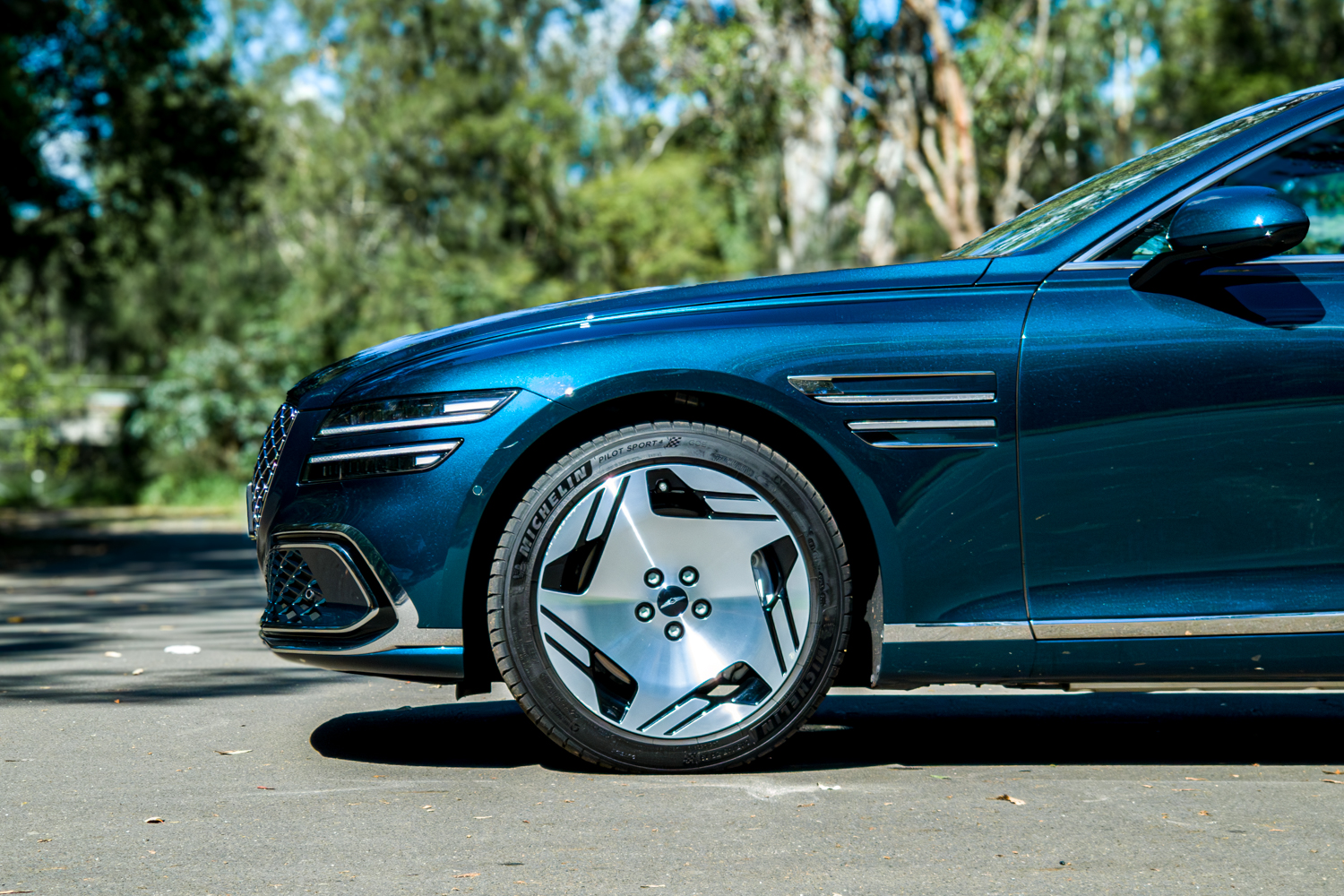 2026 Genesis G80 Electrified Matira Blue front alloy wheel with Michelin tyre low angle