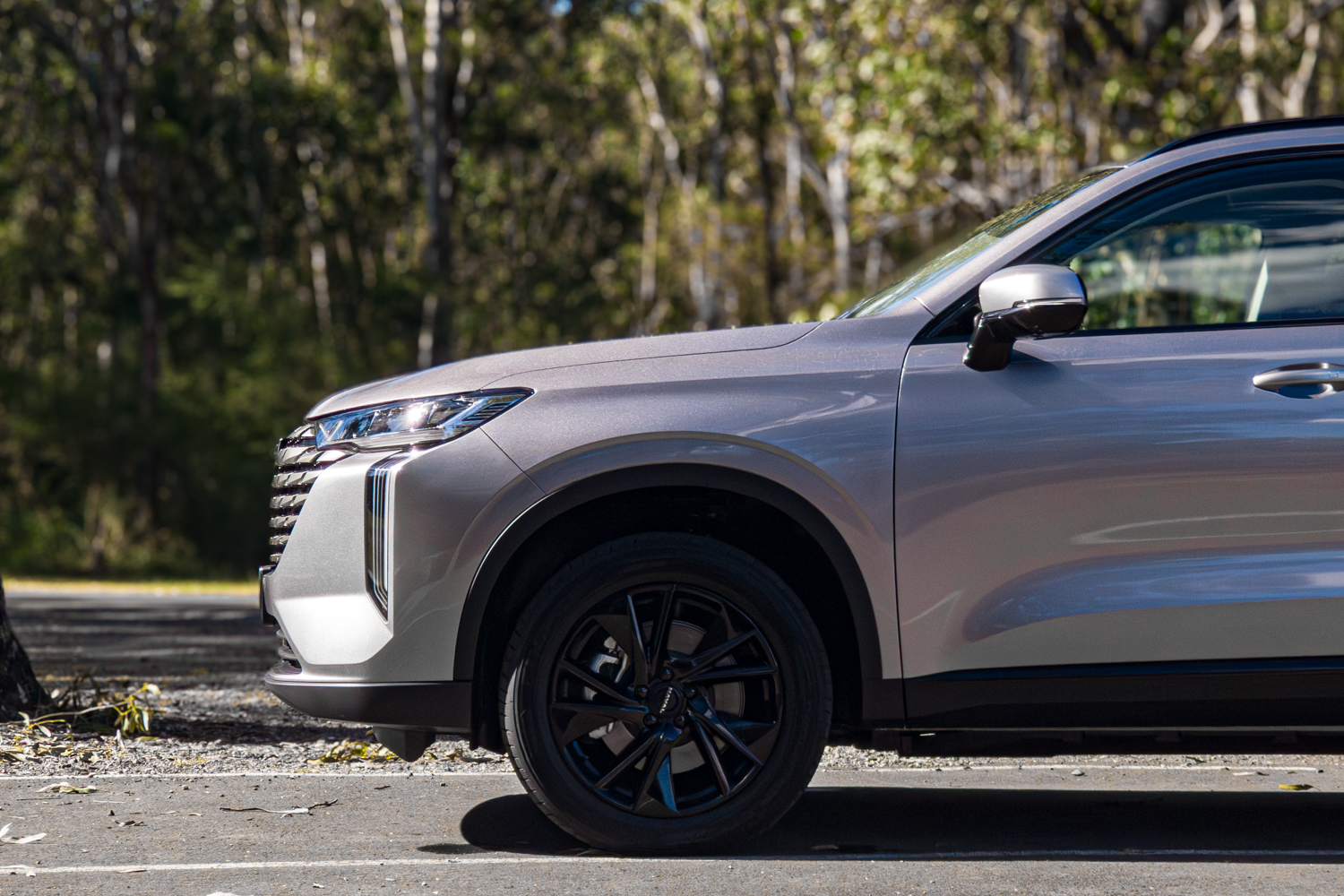 Front black alloy wheel of the 2026 GWM Haval H6 PHEV in side profile