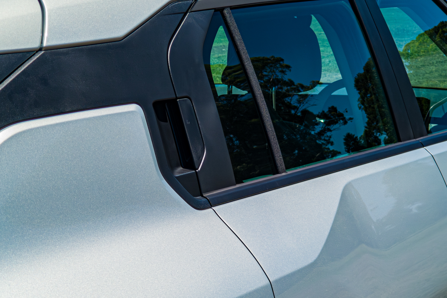 Close-up of a body-coloured flush door handle and rear quarter glass on the 2026 Kia EV3 Earth Long Range