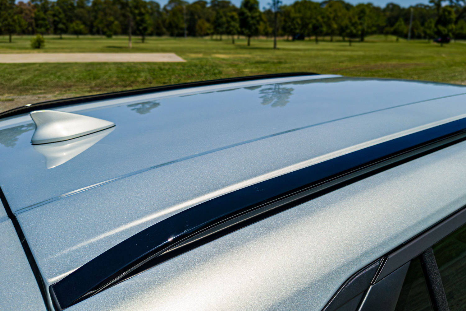 Close-up of the roof rail and shark-fin antenna on the 2026 Kia EV3 Earth Long Range