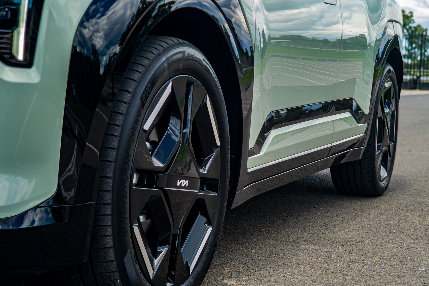 Rear alloy wheel and gloss black side sill of the 2026 Kia EV3 GT-Line