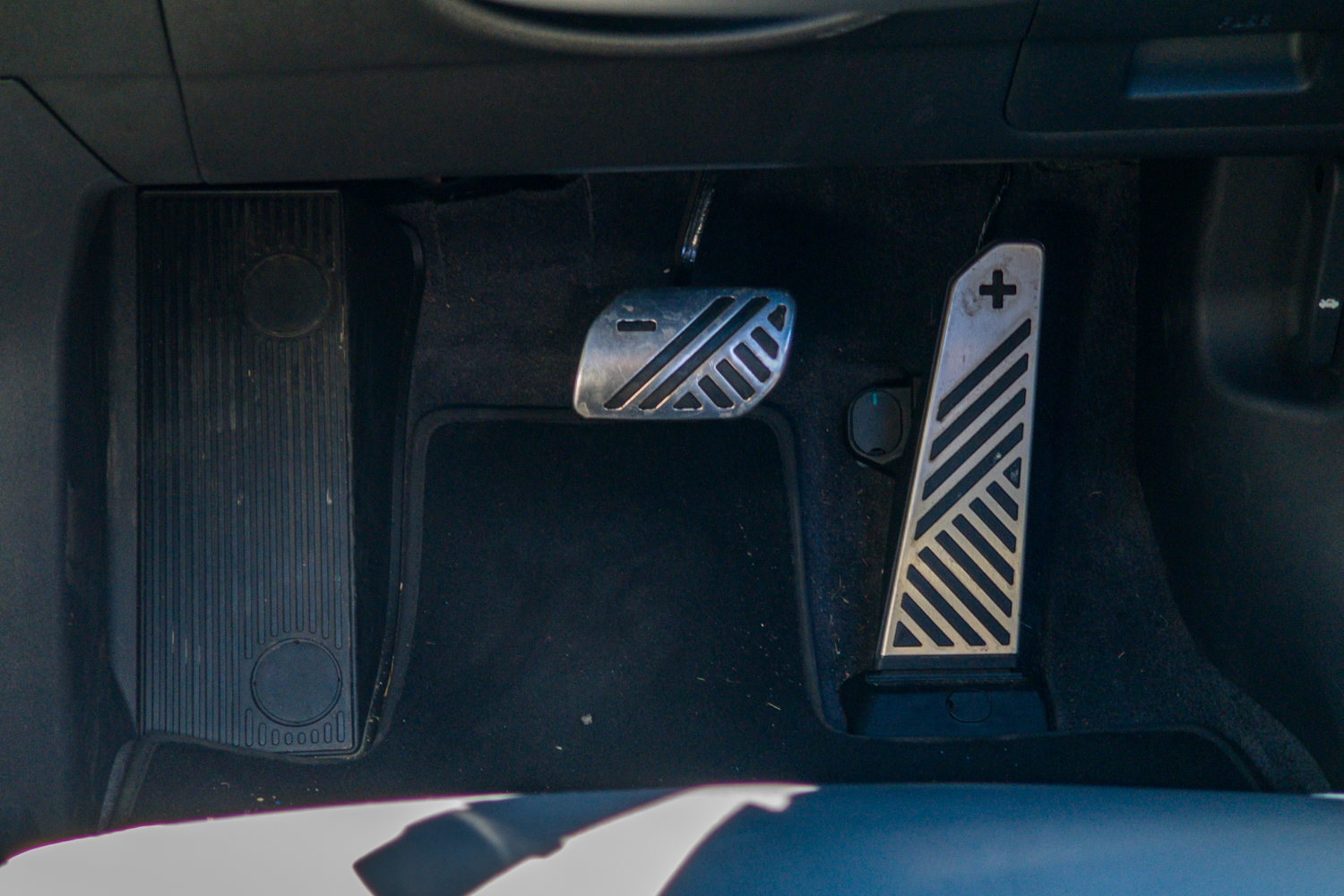 Footwell of the Kia EV5 GT-Line showing the alloy sports pedals and footrest