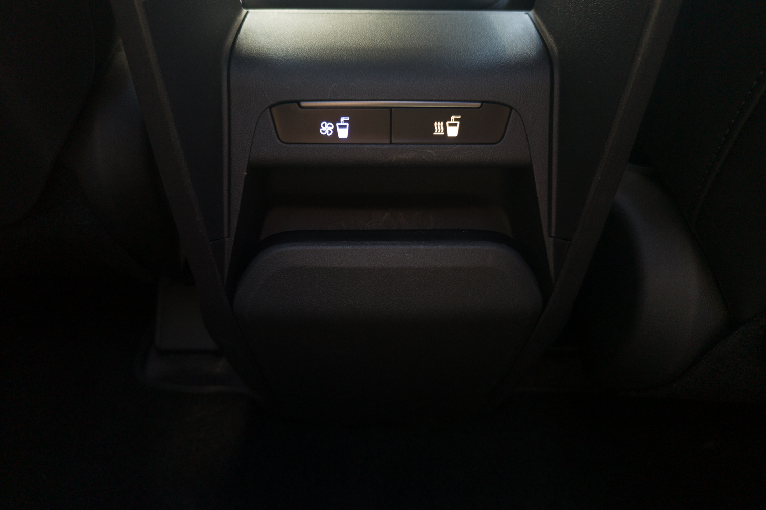 Closed heated and cooled storage box in the rear of the Kia EV5 GT-Line centre console