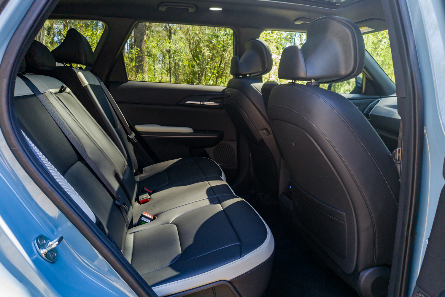 Rear seats of the Kia EV5 GT-Line in two-tone leather with the panoramic roof above