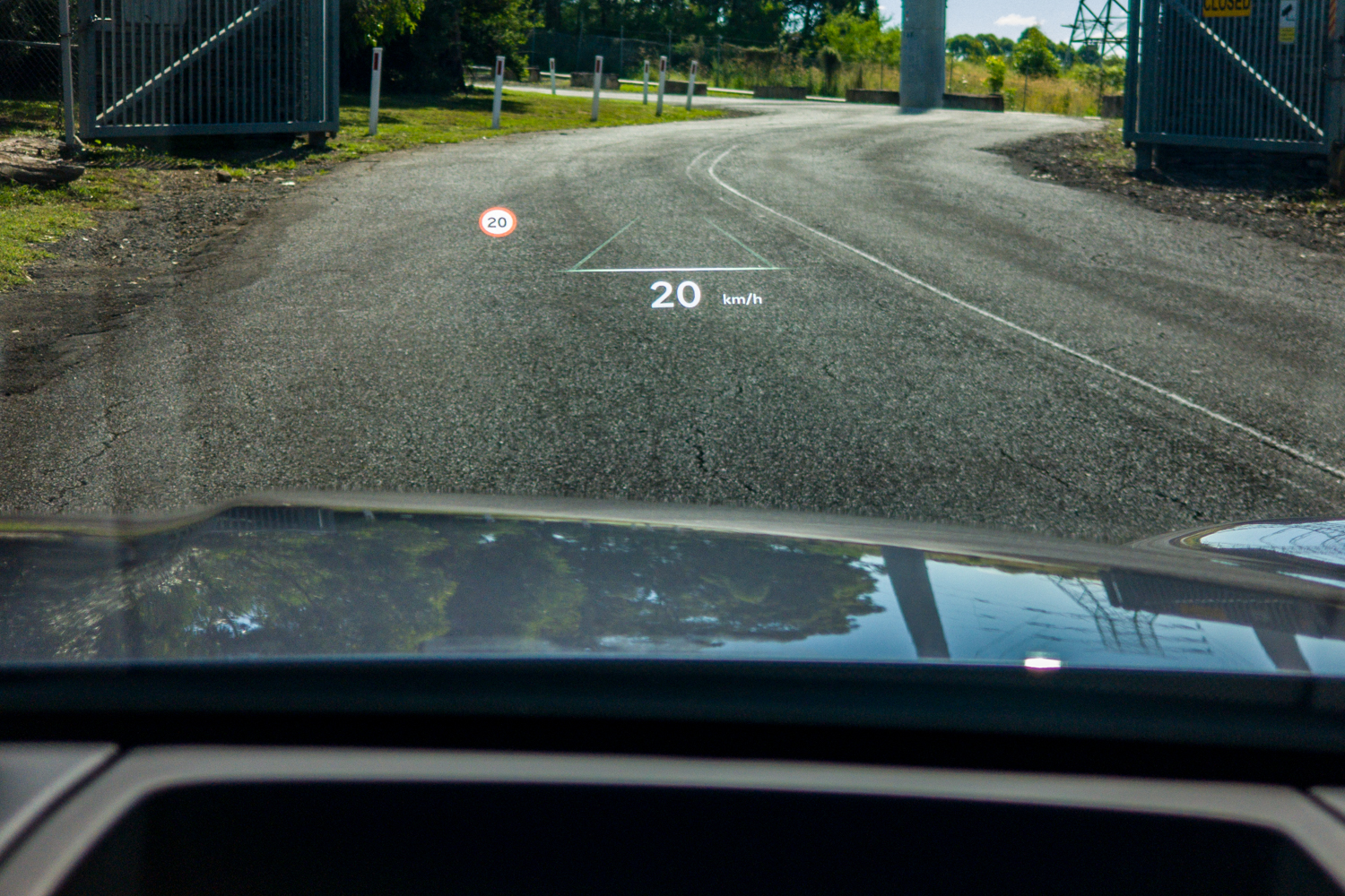 Head-up display of the 2026 Genesis GV70 2.5T Advanced projecting 20km/h and the speed limit onto the windscreen
