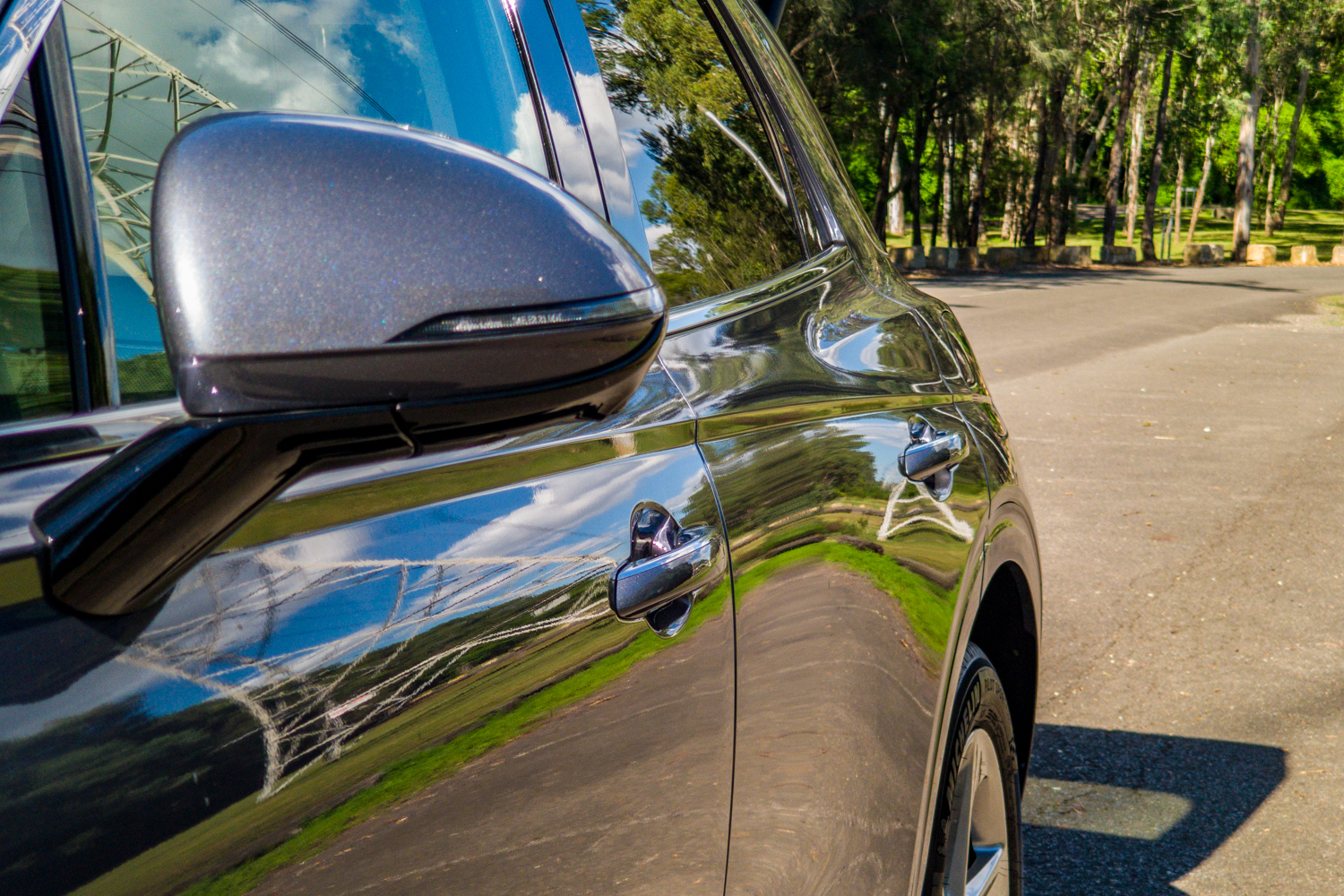 Close-up of the 2026 Genesis GV70 2.5T Advanced passenger-side wing mirror and flush chrome door handles