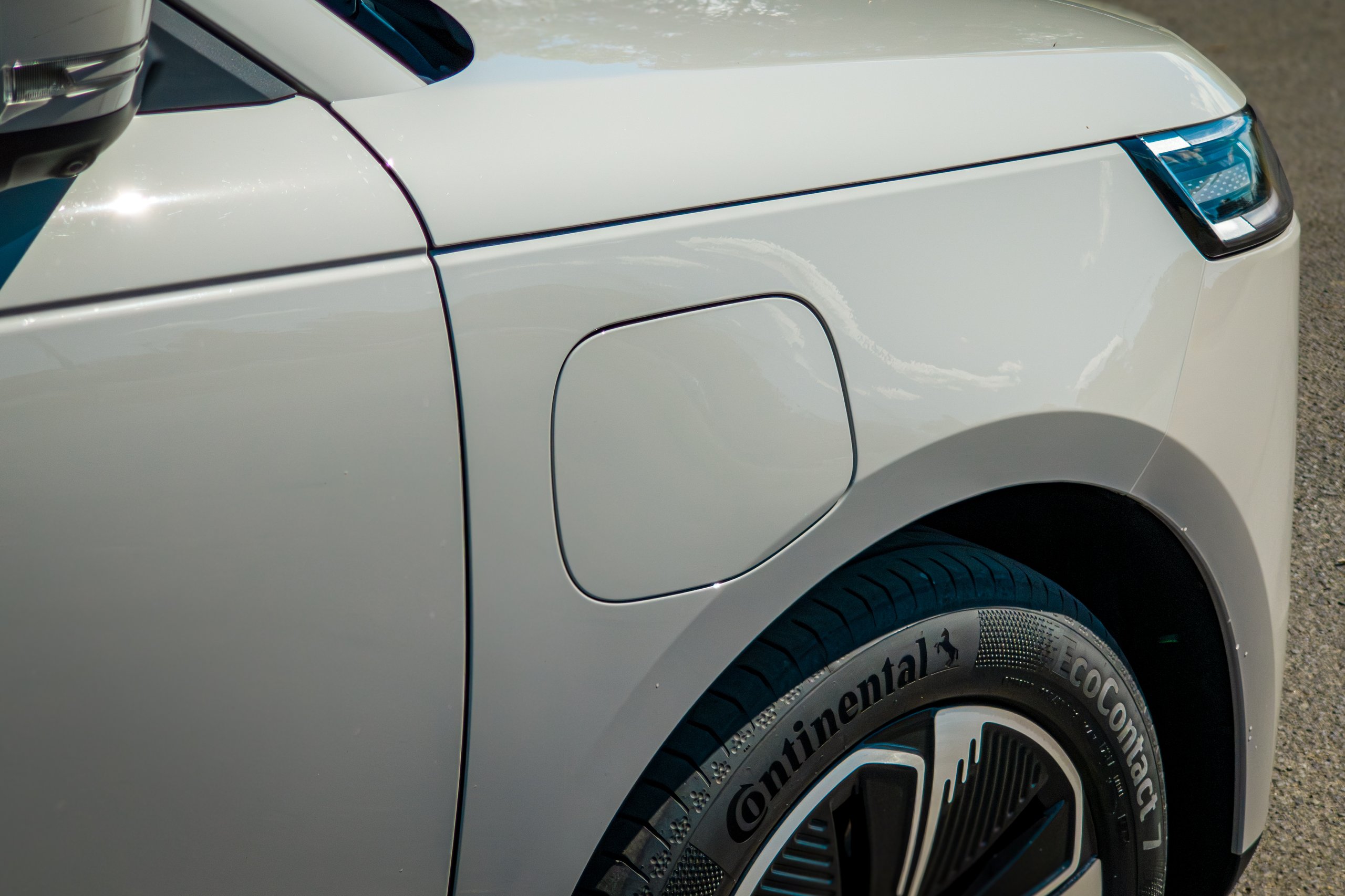 Closed charging flap on the front guard of the Stone Grey 2026 Jaecoo J5 EV Summit above the front wheel