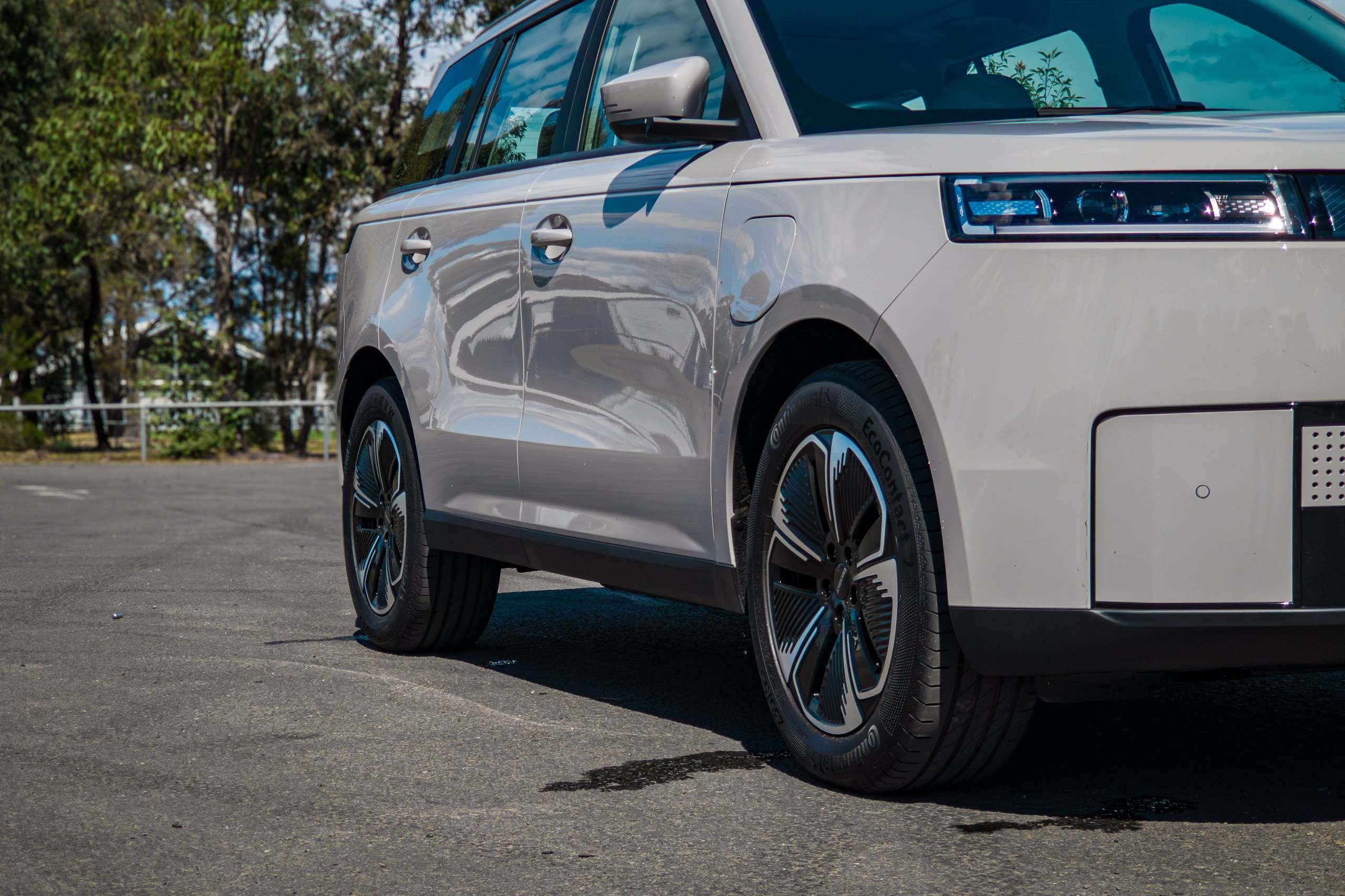 Driver-side front corner of the Stone Grey 2026 Jaecoo J5 EV Summit showing the 18-inch aero alloy wheel and headlight