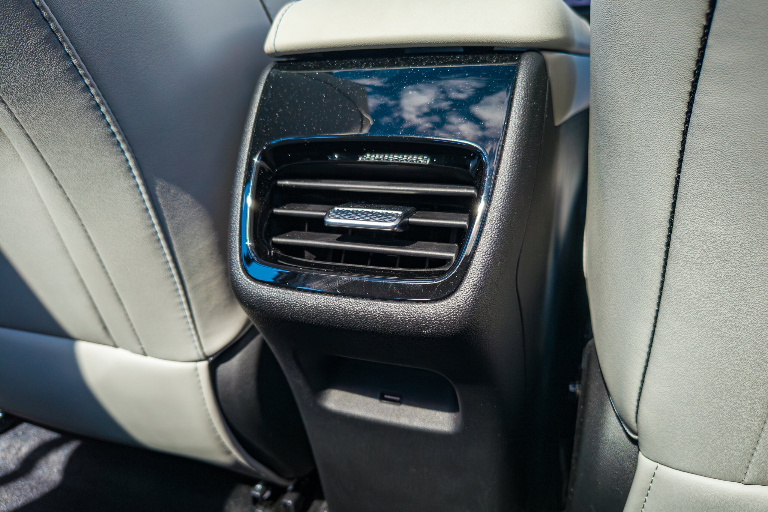Rear air vents on the back of the centre console in the 2026 Jaecoo J5 EV Summit