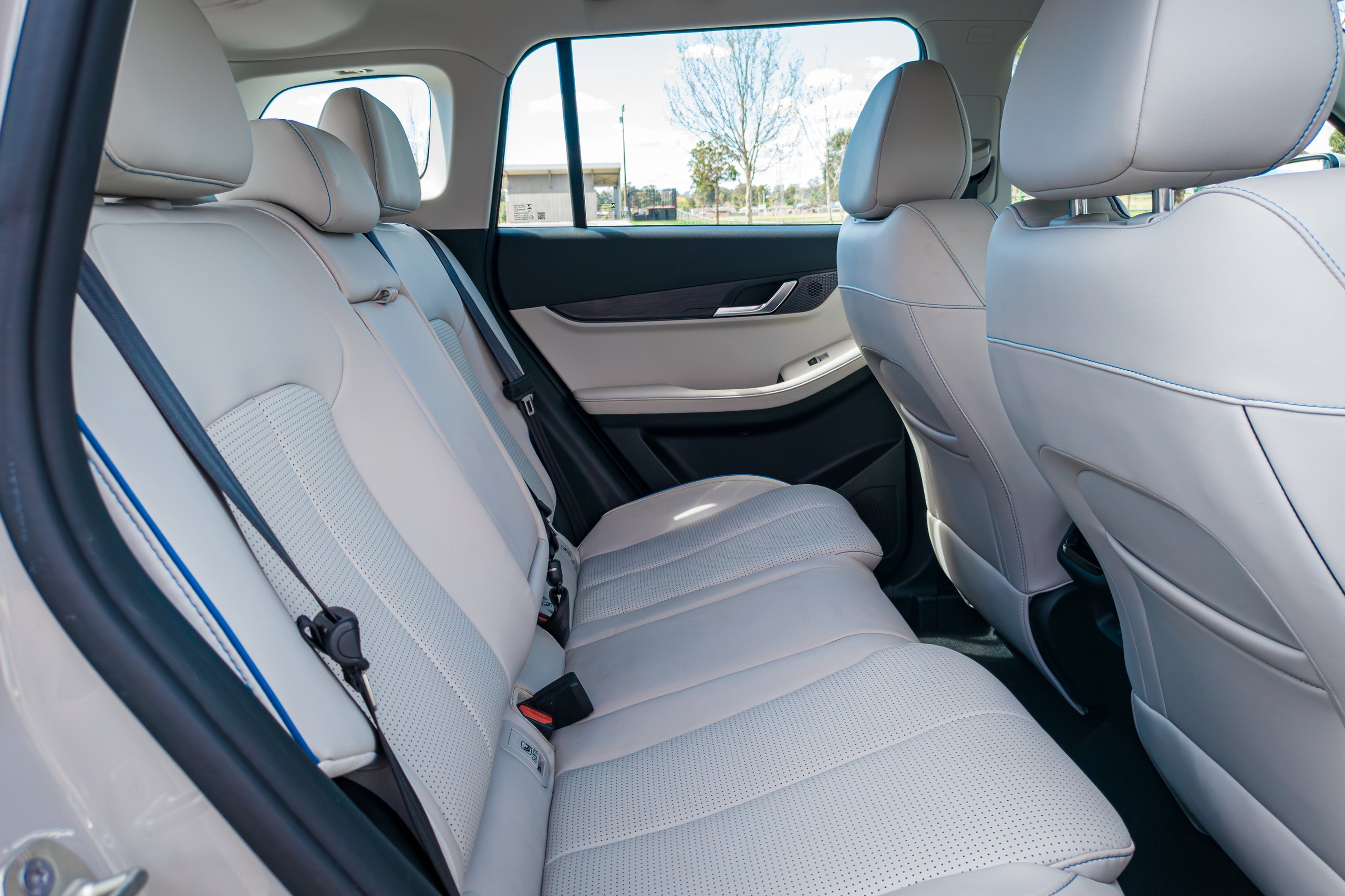 Light grey rear seats of the 2026 Jaecoo J5 EV Summit viewed through the open rear door