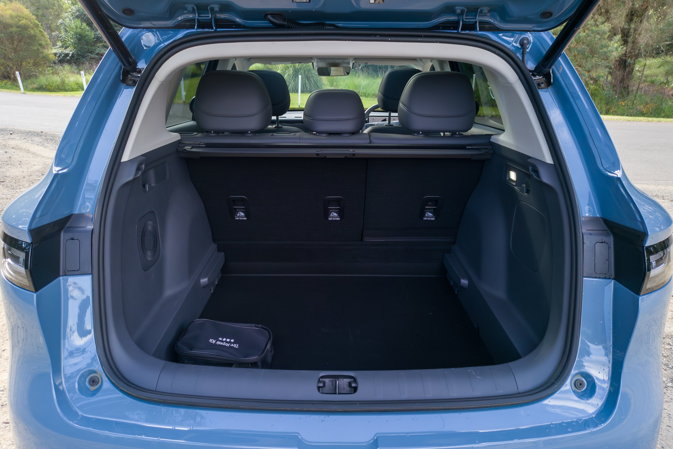 2026 Leapmotor B10 open boot showing flat cargo floor and retractable parcel shelf and ISOFIX anchors