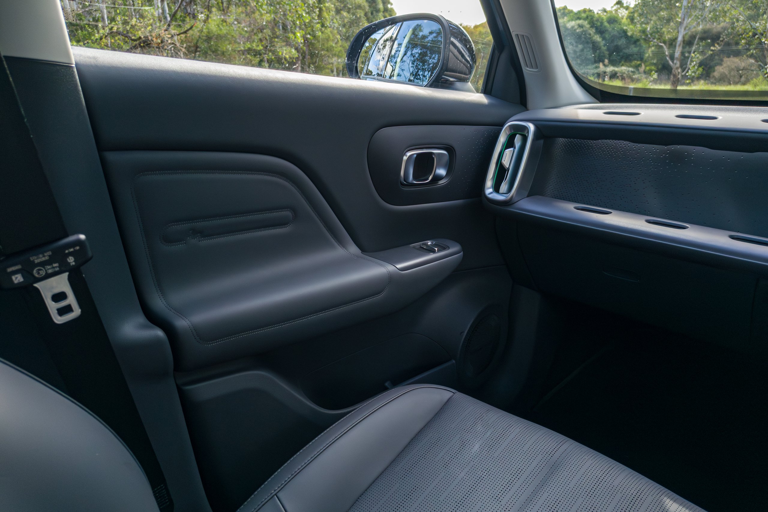 2026 Leapmotor B10 front door card showing recessed handle and green-accent vent and soft-touch panel