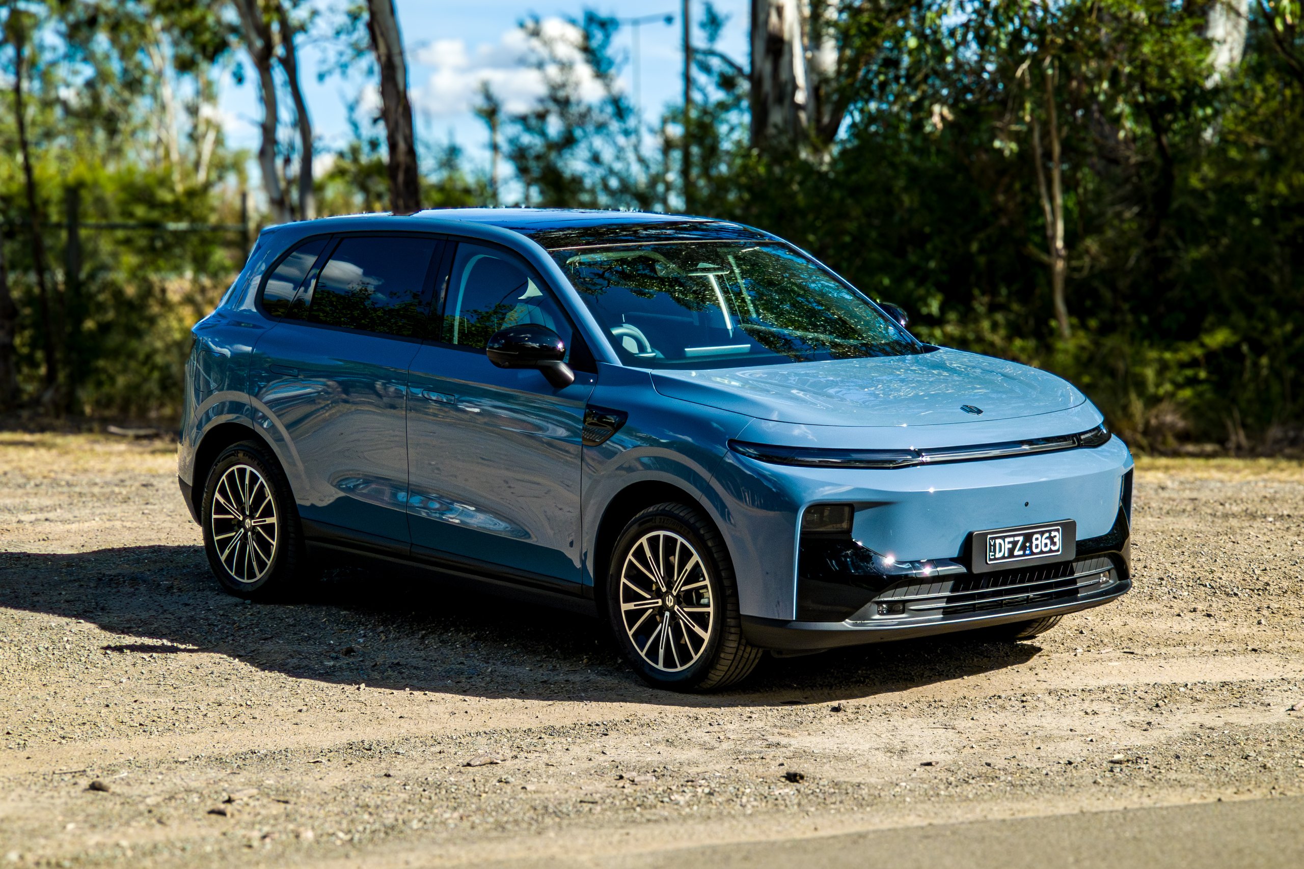 2026 Leapmotor B10 front-right three-quarter view in blue with Australian bushland background
