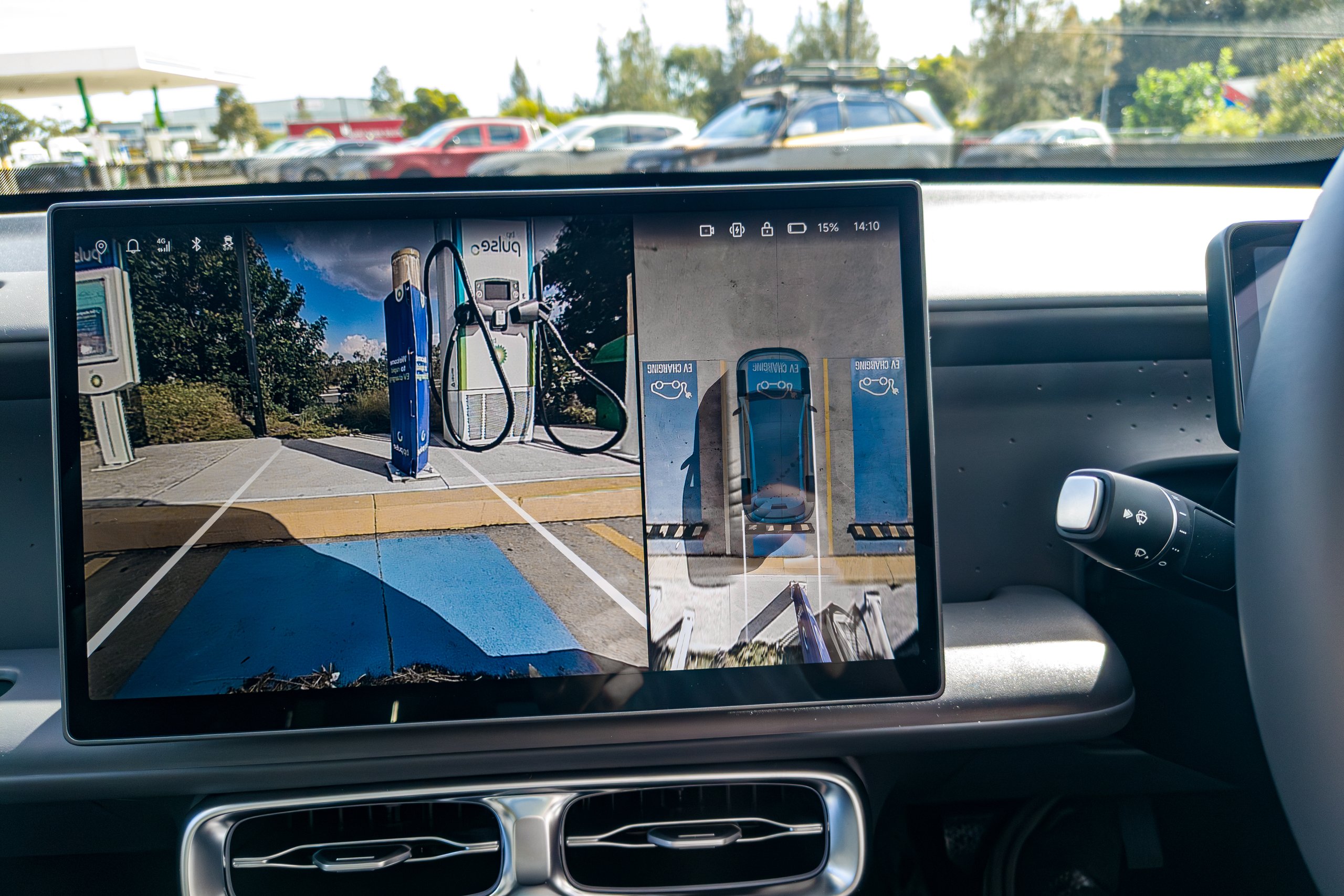 2026 Leapmotor B10 infotainment showing 360-degree surround camera view at an EV charging station