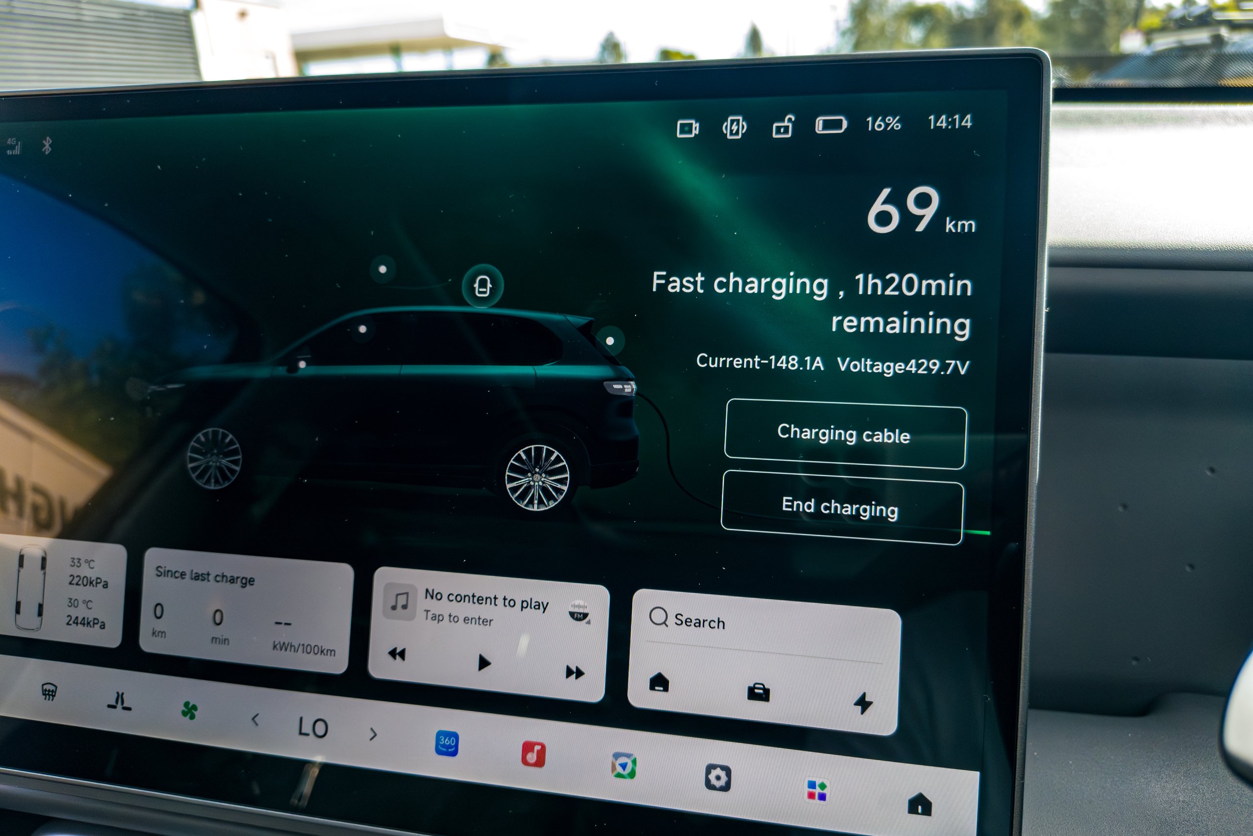 2026 Leapmotor B10 touchscreen showing DC fast charging at 148 amps with 1hr 20min remaining