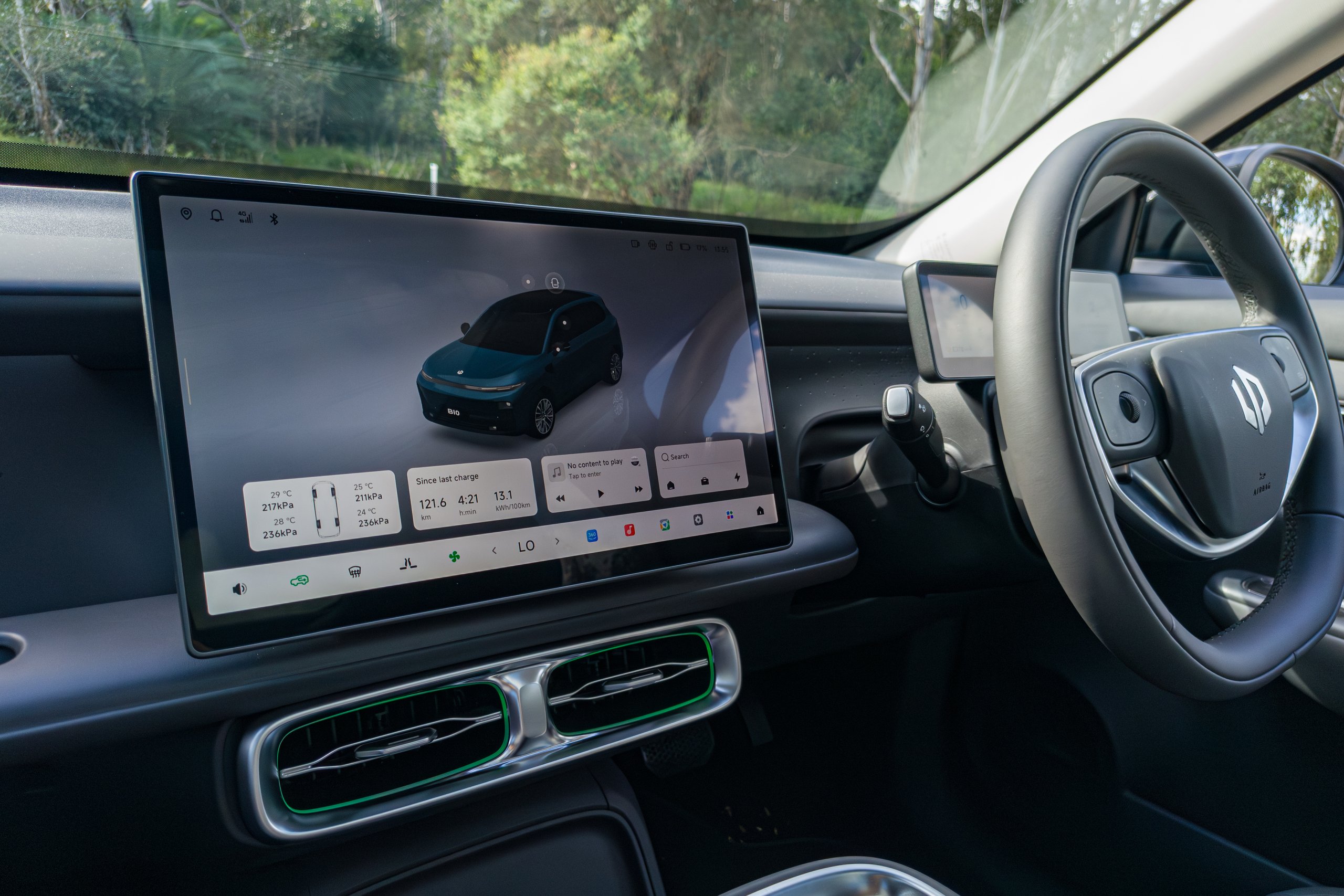 2026 Leapmotor B10 infotainment home screen with 3D vehicle graphic and range and tyre pressure data