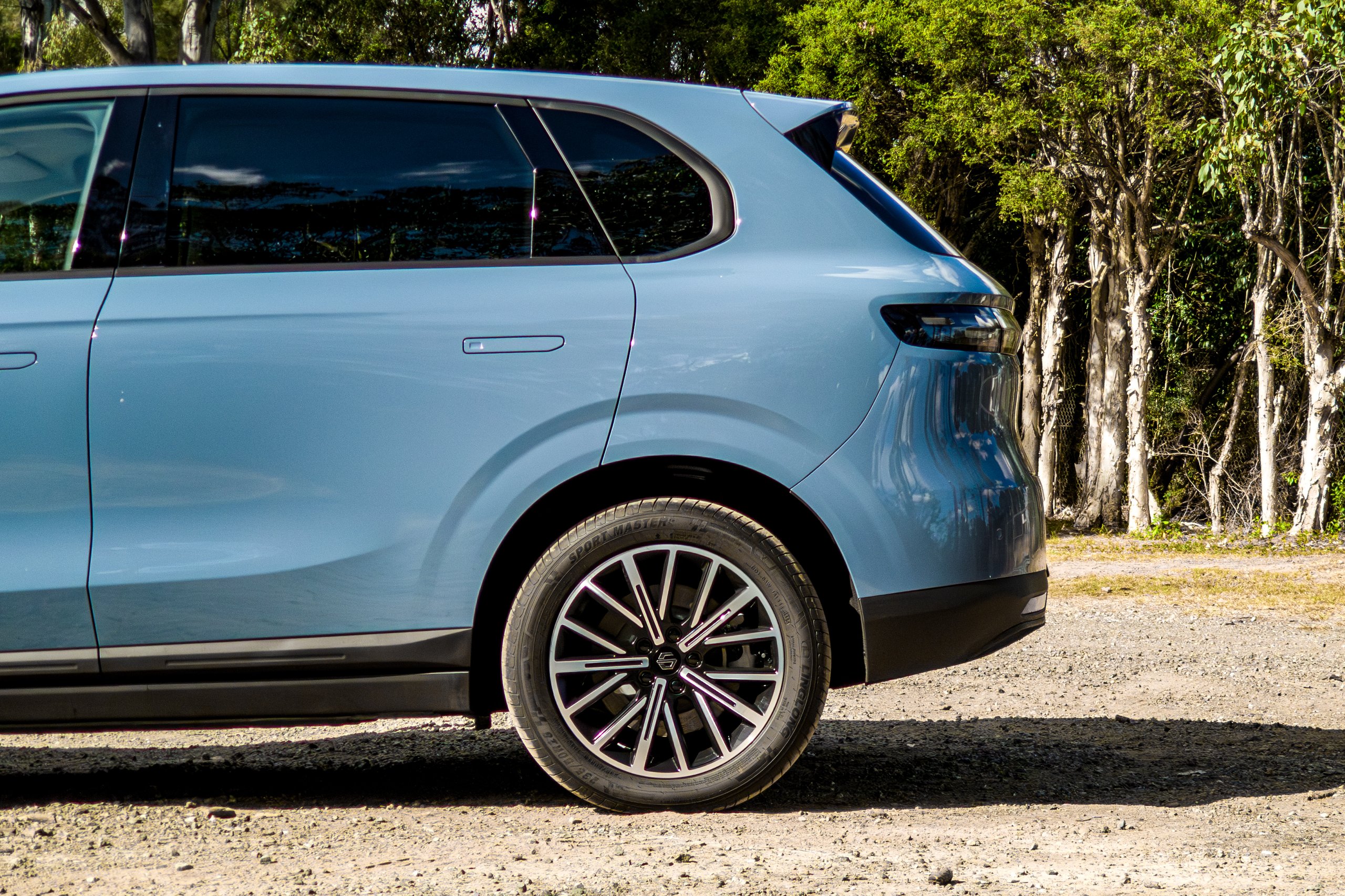 Close-up of the 2026 Leapmotor B10 rear multi-spoke alloy wheel and blue rear quarter panel