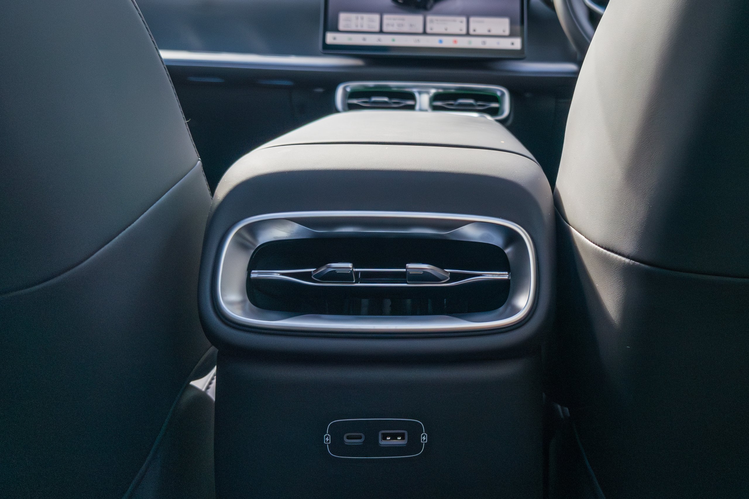 2026 Leapmotor B10 rear centre console showing chrome HVAC vent and USB-C and USB-A charge ports