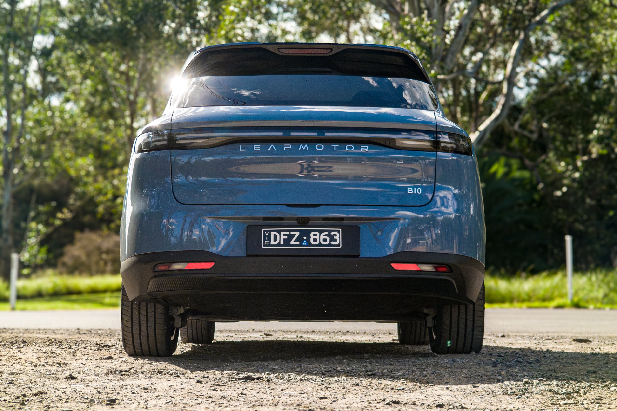 Sunlit straight-on rear of the 2026 Leapmotor B10 with LED tail lights and LEAPMOTOR badge