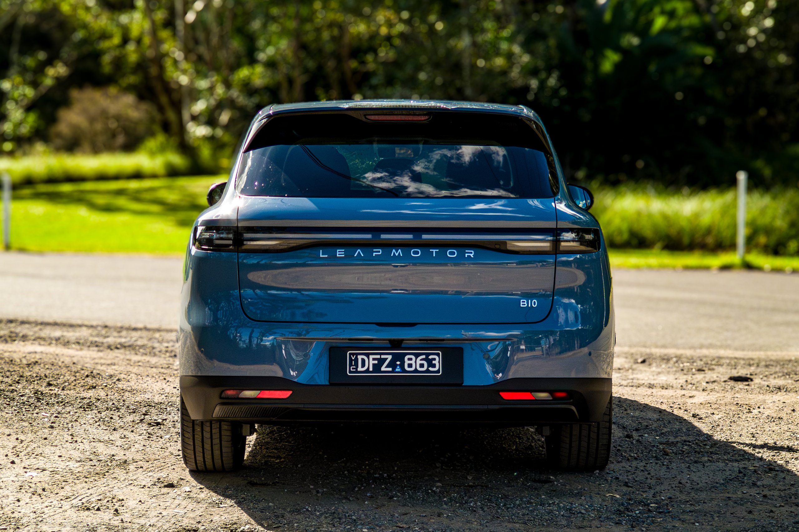 Straight-on rear view of the 2026 Leapmotor B10 showing LEAPMOTOR badge and full-width LED tail lights