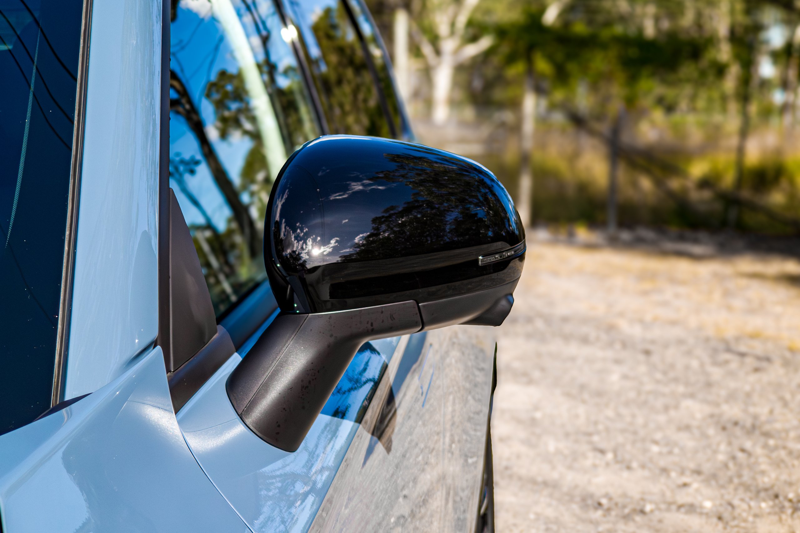 Close-up of the 2026 Leapmotor B10 gloss black wing mirror with integrated LED turn signal